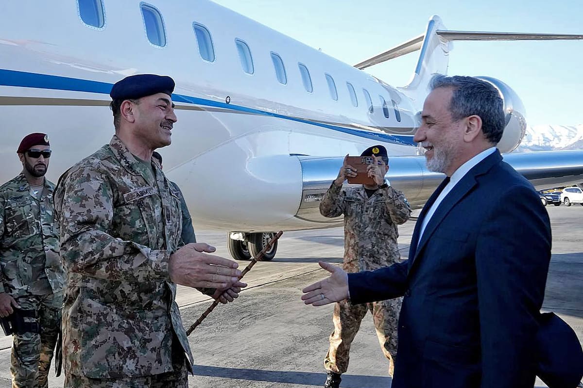 El ministro de Asuntos Exteriores de Irán, Abbas Araghchi (derecha), dando la bienvenida al jefe del ejército pakistaní, Asim Munir, a su llegada al aeropuerto de Teherán