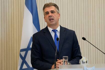 El ministro de Asuntos Exteriores de Israel, Eli Cohen, habla con los medios de comunicación