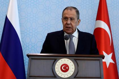 El ministro de Asuntos Exteriores de Rusia, Serguéi Lavrov, habla durante una rueda de prensa conjunta con el ministro de Asuntos Exteriores de Turquía, Mevlut Cavusoglu, tras sus conversaciones, en Ankara, Turquía, el viernes 7 de abril de 2023.
