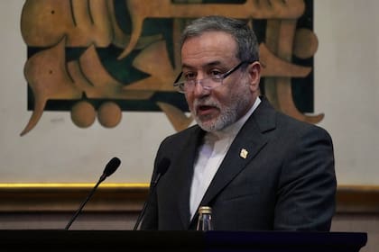 El ministro de Asuntos Exteriores iraní, Abbas Araghchi, participa en una conferencia titulada "El derecho internacional bajo ataque: agresión y autodefensa", el domingo 16 de noviembre de 2025, en Teherán, Irán