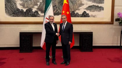 El ministro de Asuntos Exteriores iraní, Abbas Araghchi, junto a su homólogo chino, Wang Yi, antes de las conversaciones que mantuvieron en Pekín a principios de mayo