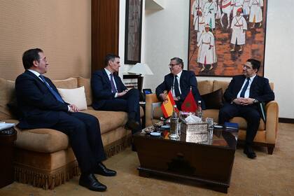 El ministro de Asuntos Exteriores, José Manuel Albares, y el presidente, Pedro Sánchez, durante una reunión con el jefe de gobierno de Marruecos, Aziz Akhannouch, en febrero de 2024