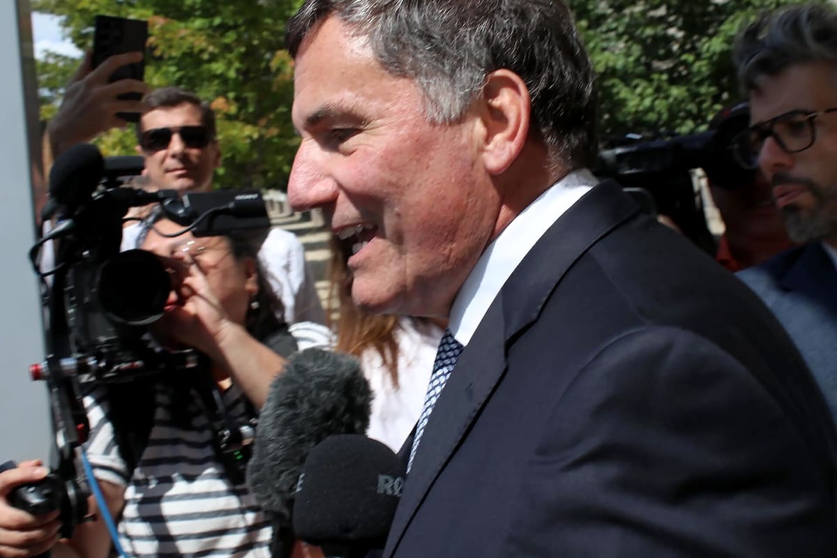 El ministro de Comercio de Canadá, Dominic LeBlanc, hace breves declaraciones a los periodistas fren