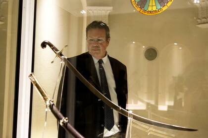Antes de la entrevista, el ministro Bauer recorrió el Museo Histórico donde se exhibe el sable corvo de San Martín