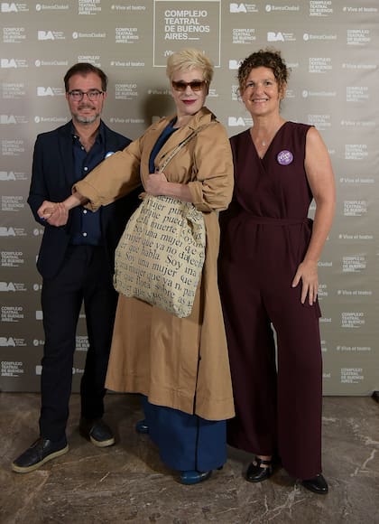 El ministro de Cultura Enrique Avogadro, Alejandra Radano (protagonizará Elsa Tiro) y la directora del Complejo Teatral Buenos Aires, Gabriela Ricardes, en la presentación de la temporada