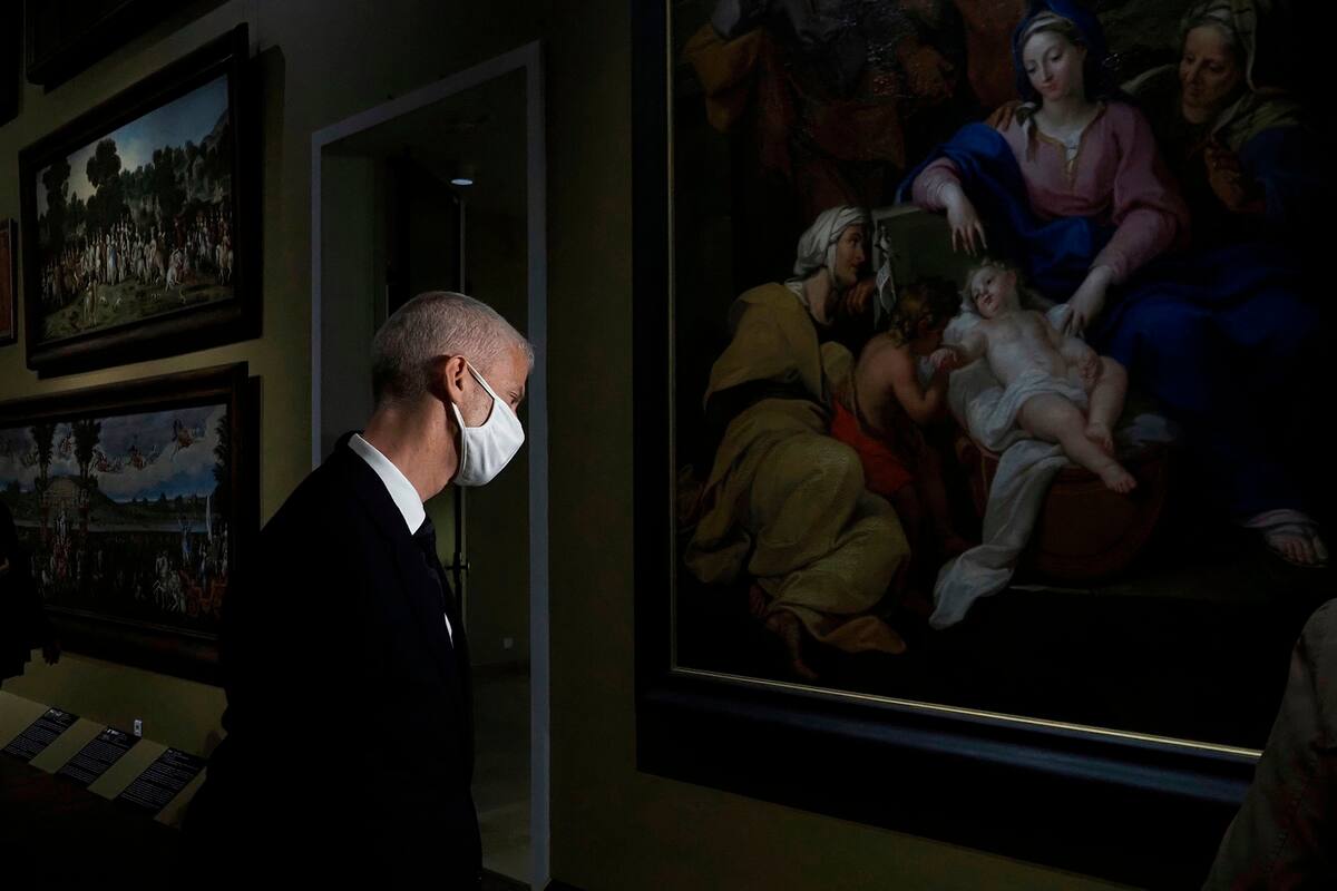 El ministro de Cultura francés, Franck Riester, con barbijo, mira pinturas dentro del museo de Orleans el 15 de mayo de 2020