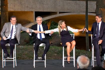 El ministro de Cultura Tristán Bauer, el presidente Alberto Fernández, la directora de la Casa del Puente y el ministro de Obras Gabriel Katopodis, en la reinauguración
