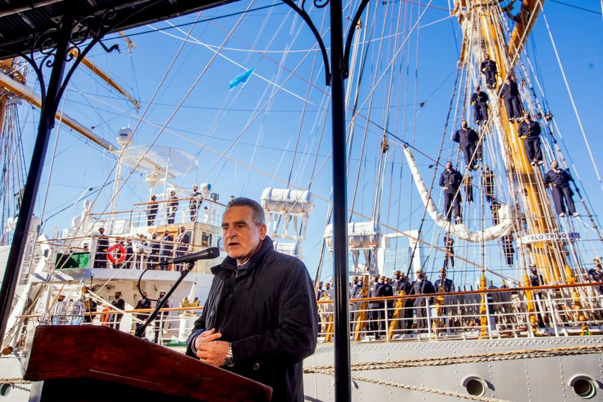 El ministro de Defensa, Agustín Rossi, se despidió hoy de los militares a su cargo en la zarpada de la Fragata Libertad