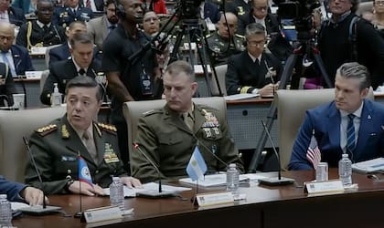 El ministro de Defensa argentino, Carlos Presti, en Miami en una reunión militar de países aliados de Estados Unidos, junto all jefe del Comando Sur, Francis Donovan, y el secretario de Guerra, Pete Hegseth.