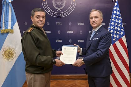 El ministro de Defensa, Carlos Presti, y el embajador de EEUU, Peter Lamelas