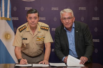 El ministro de Defensa, Carlos Presti, y el secretario de Obras Públicas, Luis Enrique Giovine