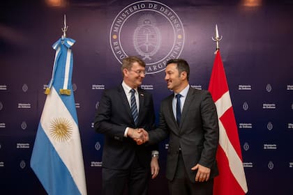 El ministro de Defensa de Dinamarca, Troels Lund Poulsen, firmó en Buenos Aires la carta de intención por la venta de aviones F-16.