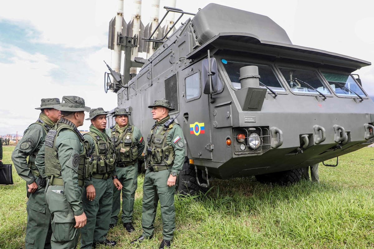 El ministro de Defensa de Venezuela, Vladimir Padrino, junto a miembros de la Fuerza Armada Nacional Bolivariana, inspeccionando un sistema antimisil ruso Buk M2E en Caracas el 11 de noviembre de 2025