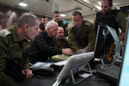El ministro de Defensa, israelí, Yoav Gallant, recibe el informe de los jefes militares