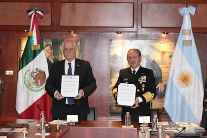 El ministro de Defensa, Jorge Taiana, al ser recibido por autoridades militares en México
