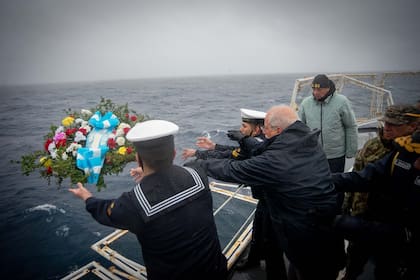 El ministro de Defensa, Jorge Taiana, en el homenaje a las 323 víctimas del ataque al Crucero General Belgrano, junto a sobrevivientes y veteranos de Malvinas