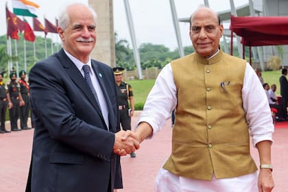 El ministro de Defensa, Jorge Taiana, fue recibido por su par de la India, Rajnath Singh