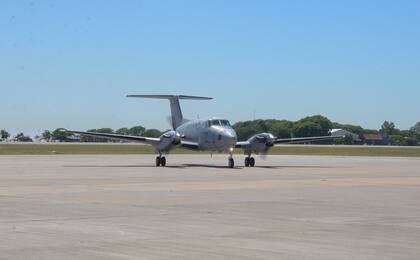 El ministro de Defensa, Jorge Taiana, presenta la nueva aeronave Beechcraft TC-12B Huron, adquirida con el Fondo Nacional de la Defensa (FONDEF) para la Fuerza Aérea Argentina. Participan el jefe del Estado Mayor Conjunto de las Fuerzas Armadas, teniente general Juan Martín Paleo, y el jefe de la Fuerza Aérea, brigadier general Xavier Julián Isaac