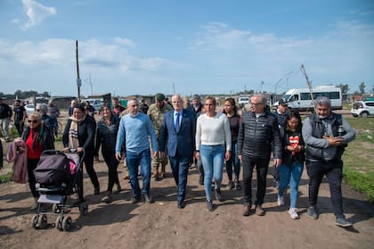 El ministro de Defensa, Jorge Taiana, y el ministro de Desarrollo de la Comunidad, bonaerense, Andrés Larroque, al acordar la participación del Ejército en el plan integral de urbanización en un predio de Los Hornos, en La Plata