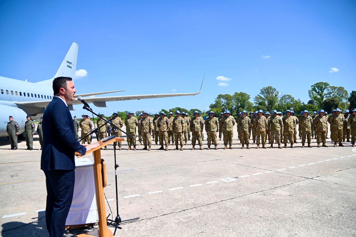 El ministro de Defensa, Luis Petri, al despedir a los Cascos Azules en la Base Aérea de El Palomar
