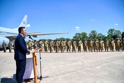 El ministro de Defensa, Luis Petri, al despedir a los Cascos Azules en la Base Aérea de El Palomar