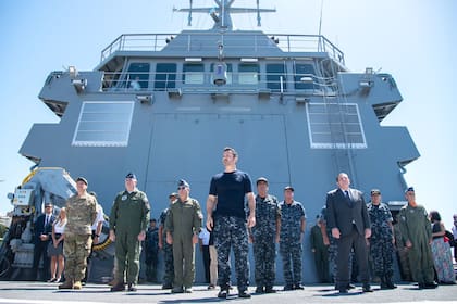 El ministro de Defensa, Luis Petri, antes de embarcar en el patrullero oceánico ARA Contraalmirante Cordero, en la Base Naval Mar del Plata