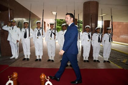El ministro de Defensa, Luis Petri, con la Armada