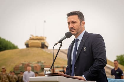 El ministro de Defensa, Luis Petri, en el acto de entrega de 10 unidades del tanque argentino mediano TAM, modernizadas a la versión 2C-A2