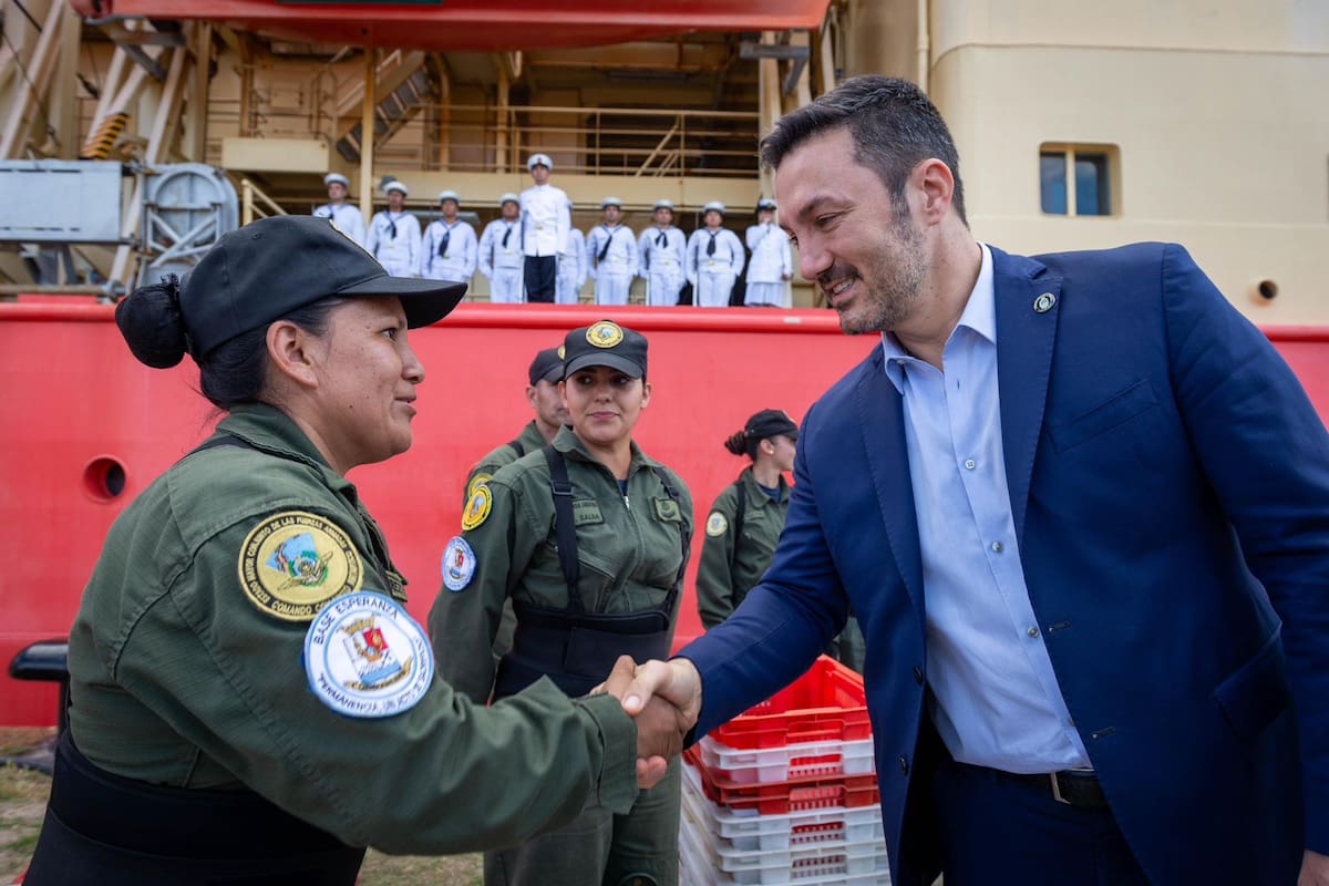 El ministro de Defensa, Luis Petri, en el acto de orden de zarpada al rompehielos Almirante Irízar, que se sumó a la campaña antártica