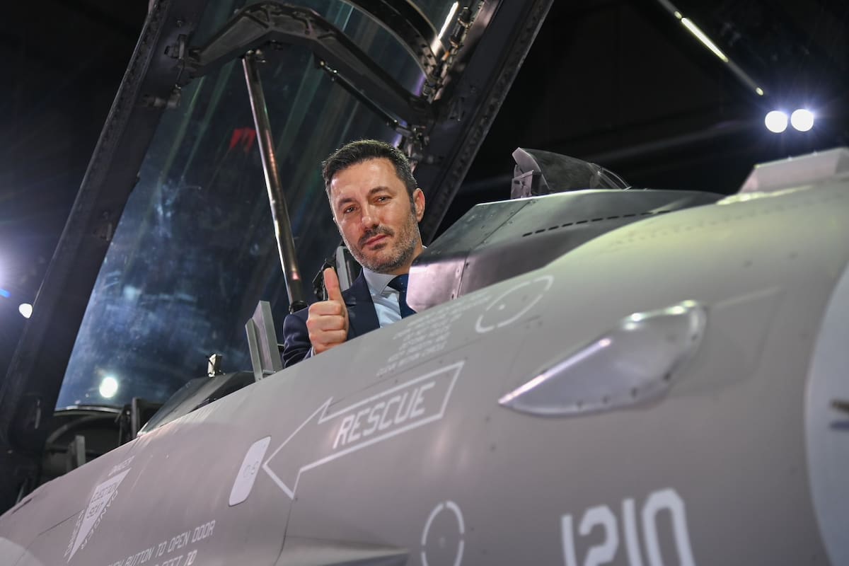 El ministro de Defensa, Luis Petri, en el F-16