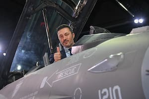 El ministro de Defensa, Luis Petri, en el F-16