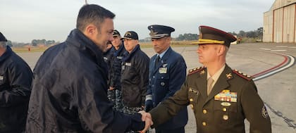 El ministro de Defensa, Luis Petri, en el sector militar de Aeroparque