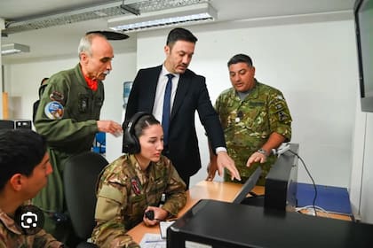 El ministro de Defensa, Luis Petri, junto al jefe de la Fuerza Aérea, brigadier Gustavo Javier Valverde