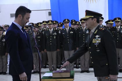 El ministro de Defensa, Luis Petri, toma el juramento al jefe del Ejército, teniente general Carlos Alberto Presti (Foto archivo)