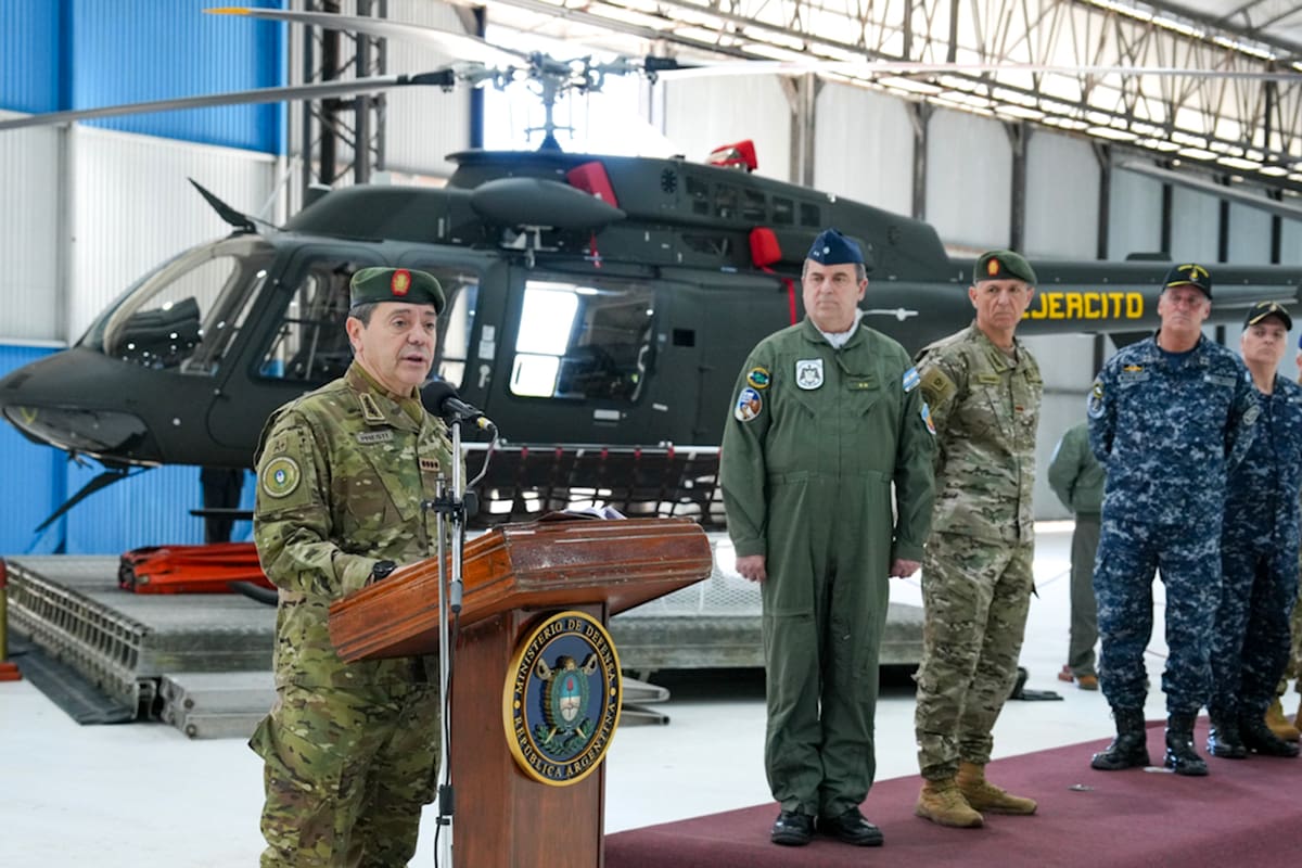 El ministro de Defensa, teniente general Carlos Presti, presentó la incorporación de un total de seis nuevos helicópteros livianos para el Ejército y la Fuerza Aérea