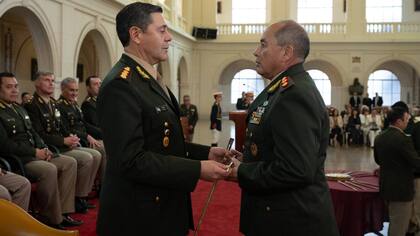 El ministro de Defensa, teniente general Carlos Alberto Presti, junto al general de división Jorge Alberto Puebla, a quien llevó a la cartera como viceministro