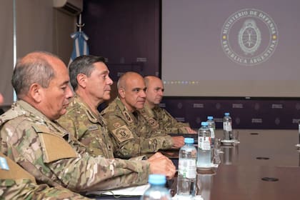 El ministro de Defensa, teniente general Carlos Alberto Presti, y su equipo