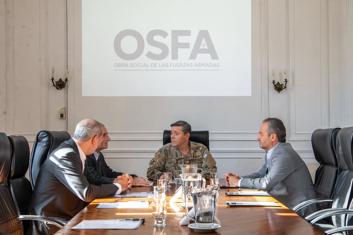 El ministro de Defensa, teniente general Carlos Alberto Presti, en la nueva Obra Social de las Fuerzas Armadas (OSFA)