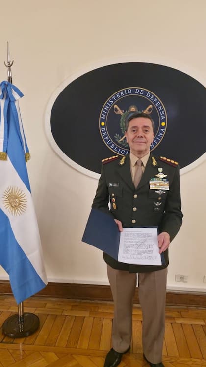 El ministro de Defensa, teniente general Carlos Alberto Presti, con el texto del mensaje del Presidente que endureció la posición del Gobierno sobre la Cuestión Malvinas, que le entregó el propio Milei