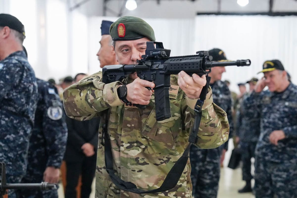 El ministro de Defensa, teniente general Carlos Presti, en la presentación de los fusiles comprados a Israel