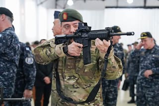 El Gobierno presentó los fusiles comprados a Israel para reemplazar a los clásicos FAL