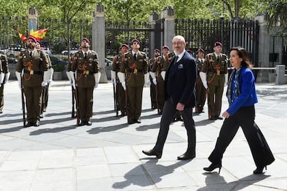 El ministro de Defensa ucraniano, Oleksii Reznikov y la ministra de Defensa, Margarita Robles, a su llegada a un acto en el Ministerio de Defensa, el 12 de abril de 2023, en Madrid, España