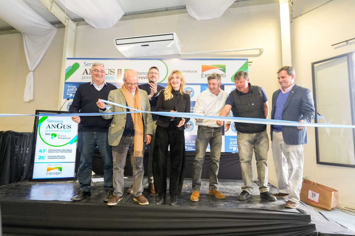 El ministro de Desarrollo Productivo bonaerense, Javier Rodríguez; el presidente de la Asociación de Angus, Amadeo Derito; el presidente del Banco Provincia, Juan Cuattromo; la intendenta de Cañuelas, Marisa Fassi; Carlos Colombo, presidente del MAG; el CEO de Exponenciar, Martín Schvartzman, y el subsecretario de Producción Agropecuaria y Forestal, Manuel Chiappe, en la inauguración de la Semana Angus de Primavera