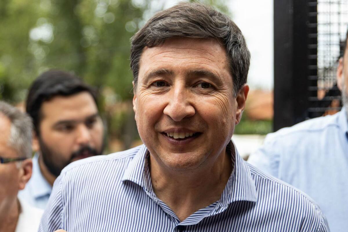 El ministro de Desarrollo Social, Daniel Arroyo, observó las tareas de refacción en la escuela Alas Argentinas de Ituzaingó