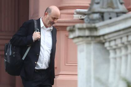 El ministro de Desregulación, Federico Sturzenegger, compartió un mensaje que recibió de un empresario sobre un presunto pedido de coimas para importar durante 2021