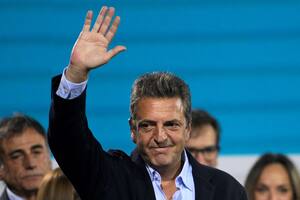 El ministro de Economía argentino y candidato presidencial del partido Unión por la Patria, Sergio Massa, saluda a sus partidarios después de conocer los resultados de la segunda vuelta de las elecciones presidenciales en la sede de su partido en Buenos Aires el 19 de noviembre de 2023