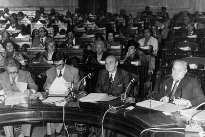 El ministro de Economía, Celestino Rodrigo, es interpelado en la Cámara de Diputados el 3 de julio de 1975