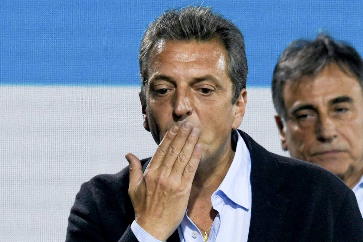 El ministro de Economía de Argentina, Sergio Massa, saluda después de admitir la derrota ante el candidato de la oposición, Javier Milei, en la segunda vuelta presidencial del domingo en Buenos Aires, Argentina, el domingo 19 de noviembre de 2023