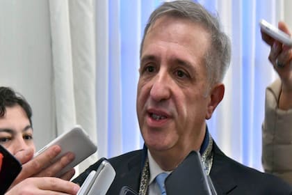El ministro de Economía de Chubut, Oscar Antonena, "presenta síntomas leves", informó el Gobierno provincial.