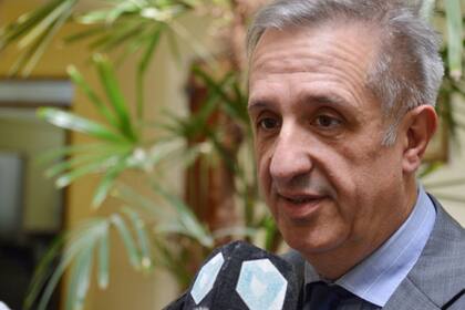 El ministro de Economía de Chubut, Oscar Antonena, polemizó con el Poder Judicial por las críticas que dispara el pago escalonado de sueldos a empleados estatales.